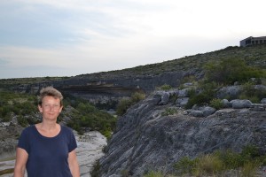 40- Malene foran grotterne i Seminole Canyon