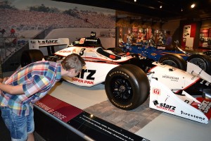 67-Emil studerer en af racerbilerne på Unser Racingmuseum